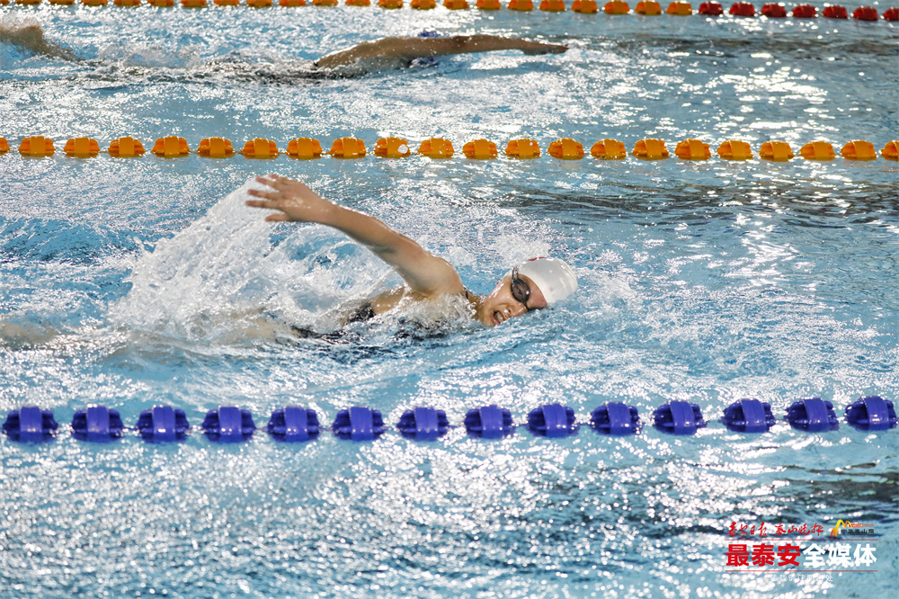 泰山队8强对阵,山东泰山队球员激烈对抗