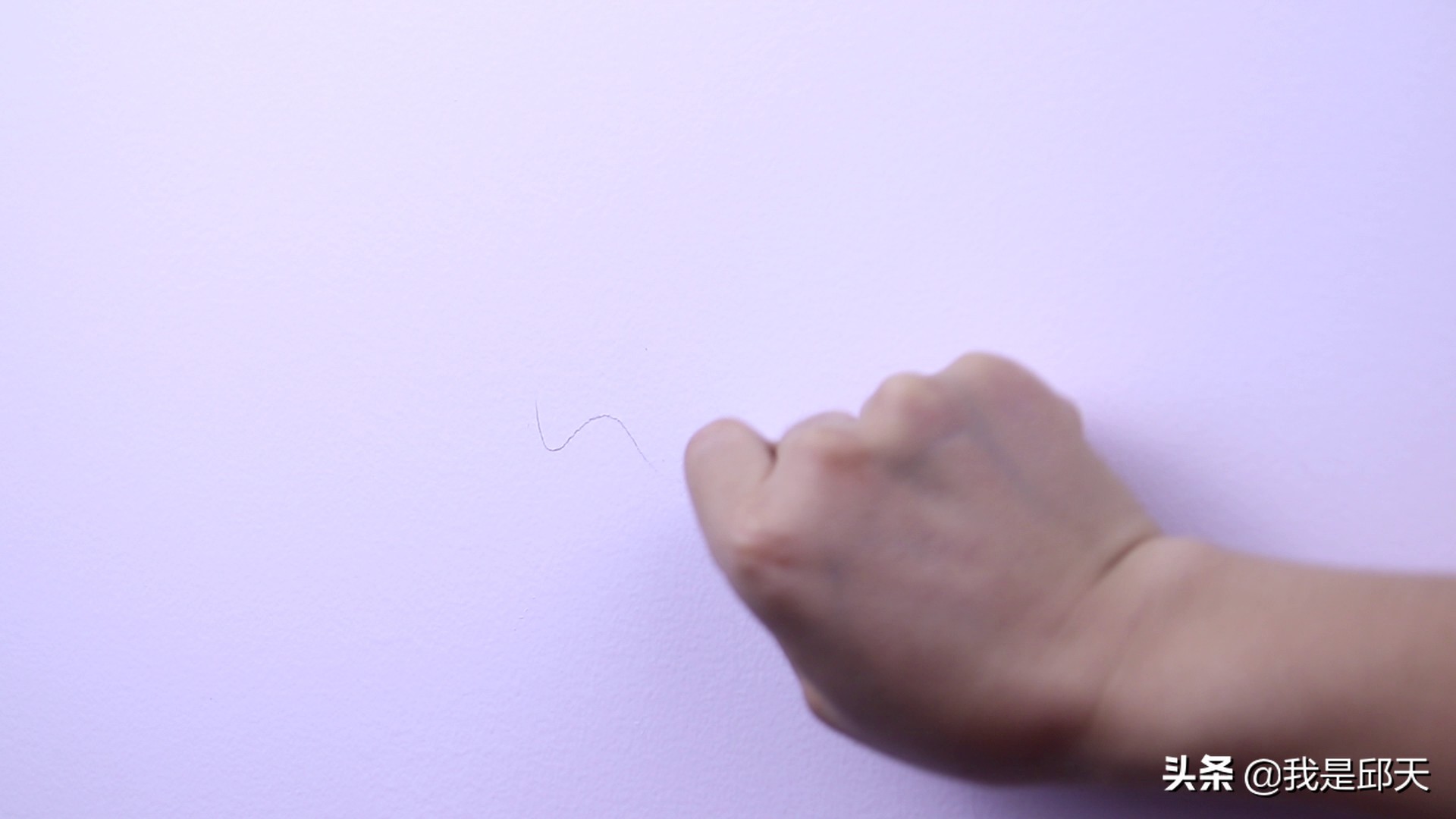 如何清除白墙上孩子乱画的痕迹,小孩子墙壁油性笔乱画怎么清除