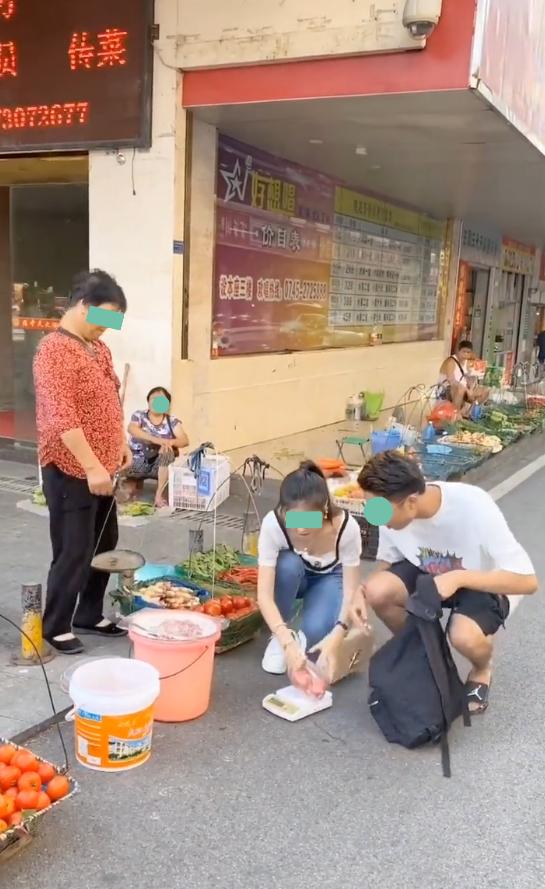 一对情侣买菜,一对情侣去超市买菜