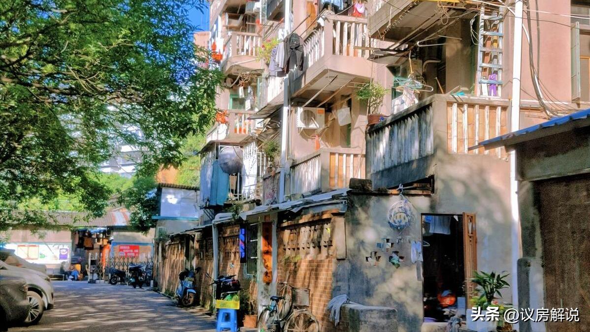 老旧小区居民楼加装电梯影响房价,老旧小区加装电梯低层住户有话说