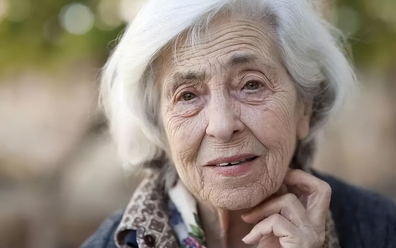 女性白发增多是什么原因造成的,女生30岁开始长白发缺什么营养