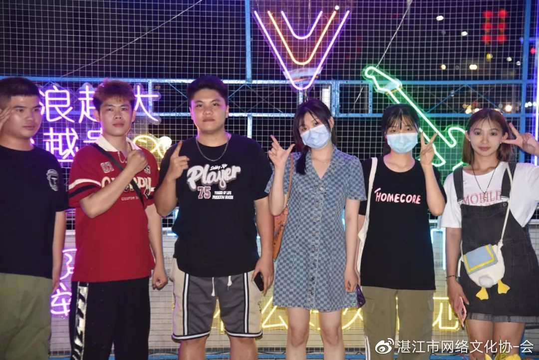 一夜爆火!海南游客骑电动车一日游徐闻