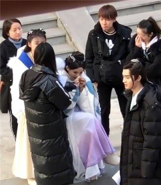 助理伺候明星捏脚,助理伺候明星跪下打伞