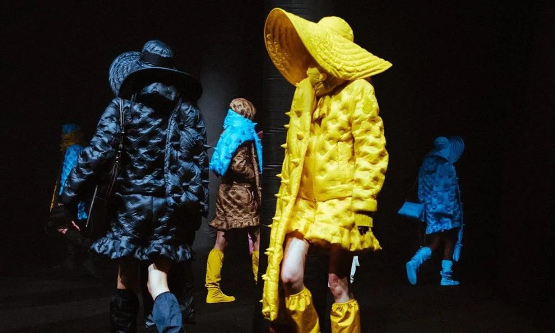 上万元加拿大鹅羽绒服网店仅售50,moncler经典款羽绒服