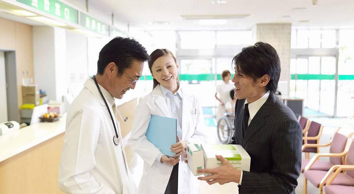 医院院长给网红治痔疮,医院院长给女网红治痔疮