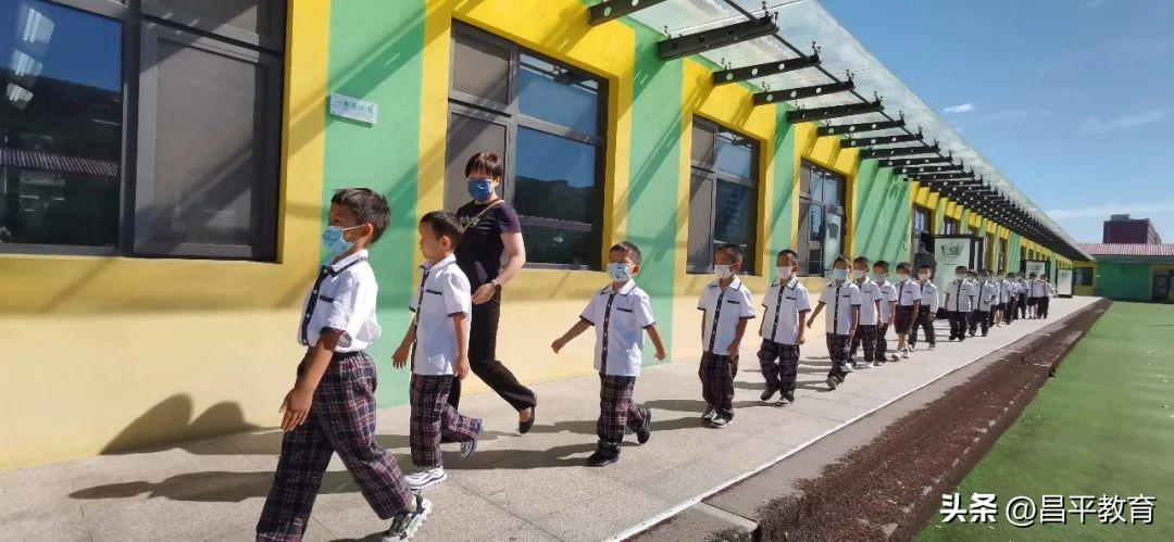 幼儿园入学第一天仪式感文案,新生报到第一天仪式感满格