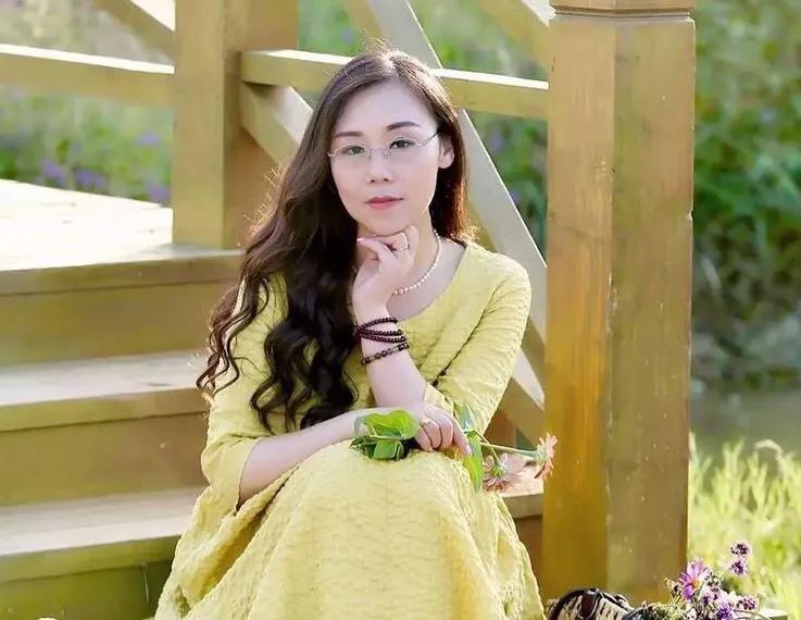 还有比著名女作家诗人胭脂茉莉妙笔下更有意境的新年吗？