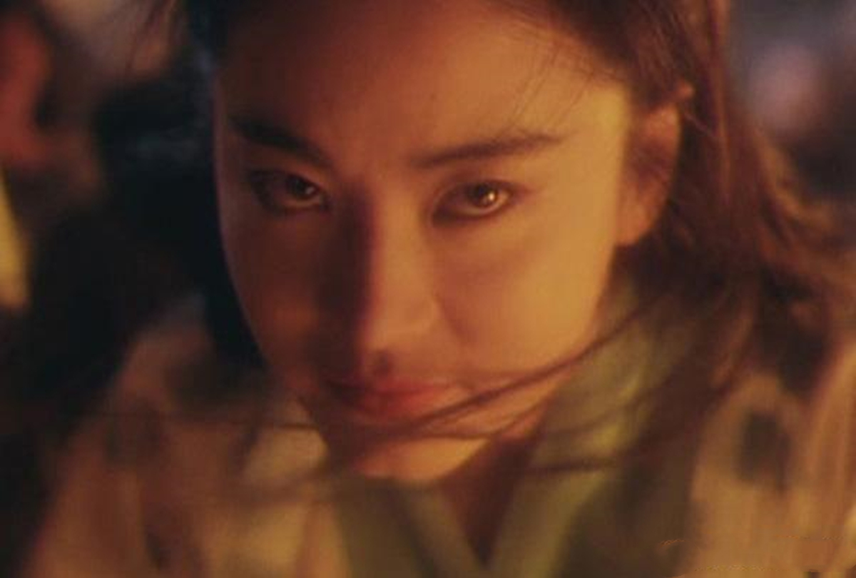 有美人尖下巴的明星,下巴不尖但很平的明星