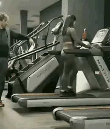 大美女的丘比特之箭已准备好射出，请你接箭