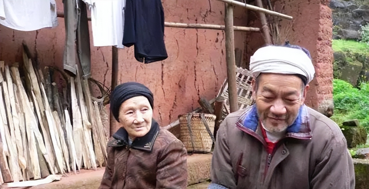 19岁小伙带29岁女子隐居50年,19岁男子与29岁女子上山隐居