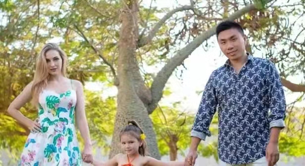 乌克兰爱国网红梅爱偲人设翻车，被扒为代孕公司创始人