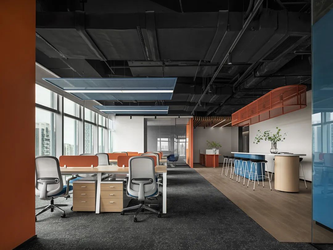 “打翻了”调色盘设计的办公室原来长这样！