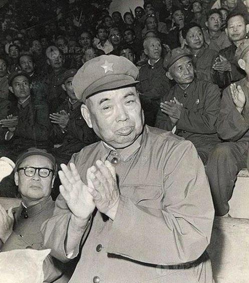 对越反击战前，*世友许**扣住了副司令的免职文件：打完仗你再回去