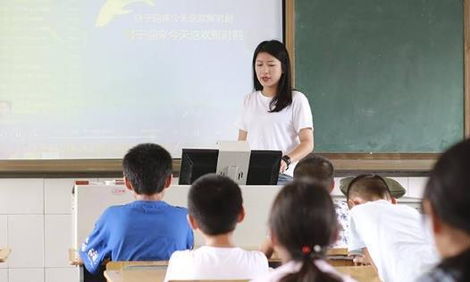 尿急女生遇见老师拖堂，小声催促了句“快走”，不料引发严重后果