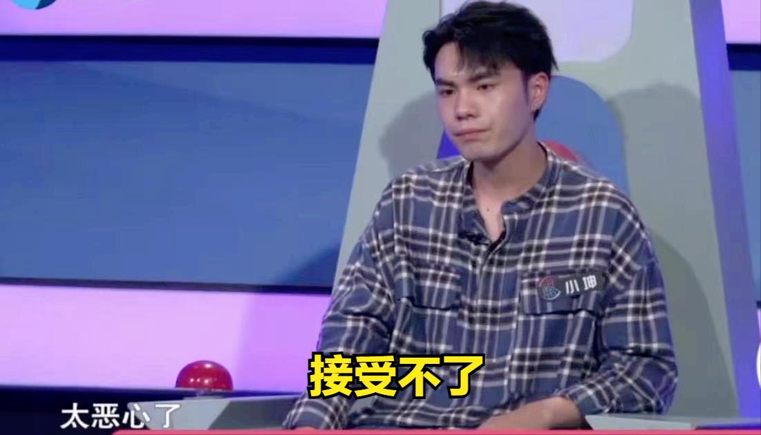 月薪5千背一万的包，女子深夜从酒吧出来，丈夫忍无可忍提离婚