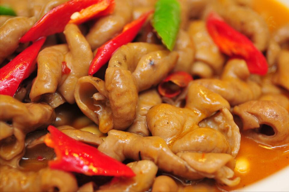 女屠夫清洗猪大肠,屠夫清理猪大肠