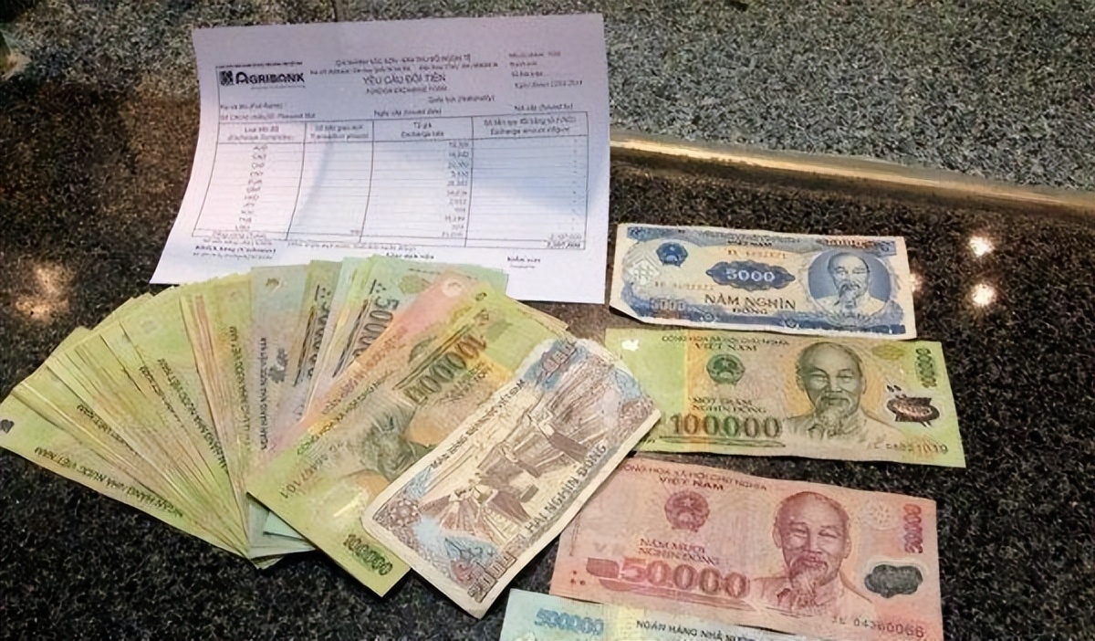 “不卖给中国人”，外国商店惊现离谱横幅，网友：白眼狼忘本！