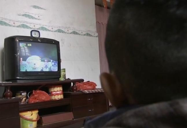 2013年，男孩与蟒蛇同居8年，蟒蛇趁人不注意跑到邻居女孩床上