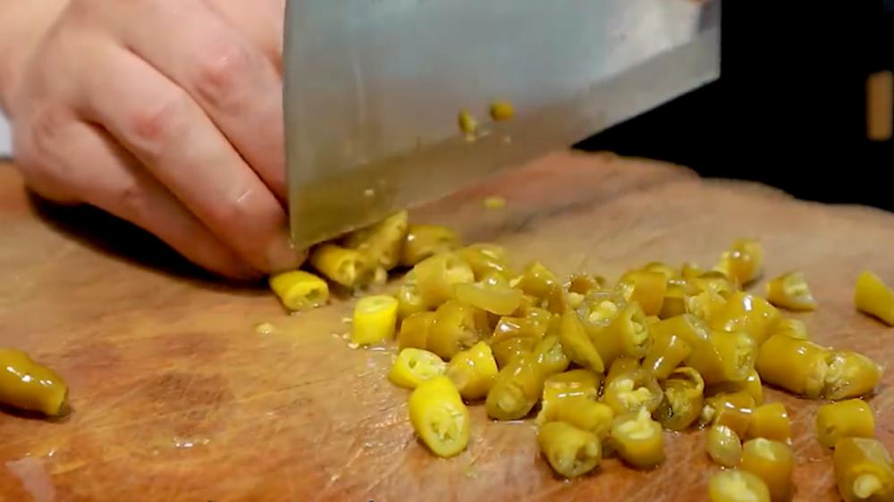 四川名菜酸菜滑肉汤教程,酸菜滑肉汤的做法王刚