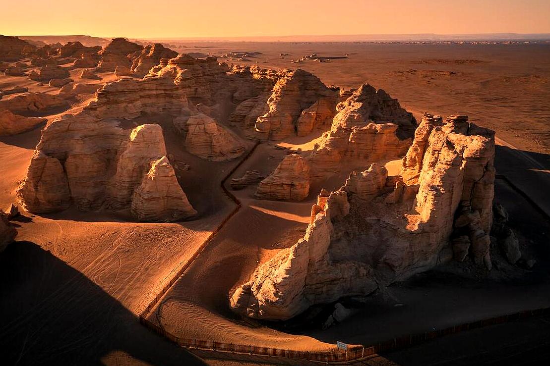 逛完这六个魔鬼城，你也就走遍了大半个*疆新**