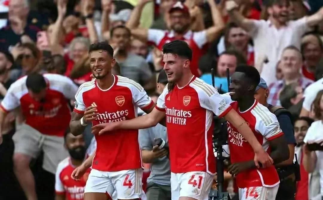 夜晚中绽放的烟花,足球烟花