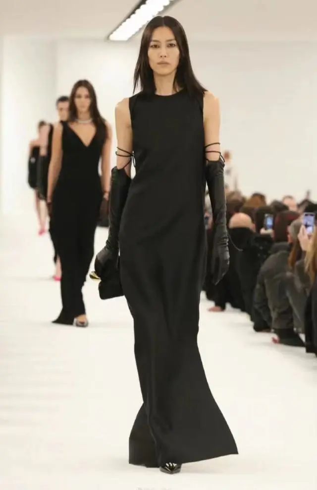刘雯时隔三年重返时装周首秀,2003后女明星