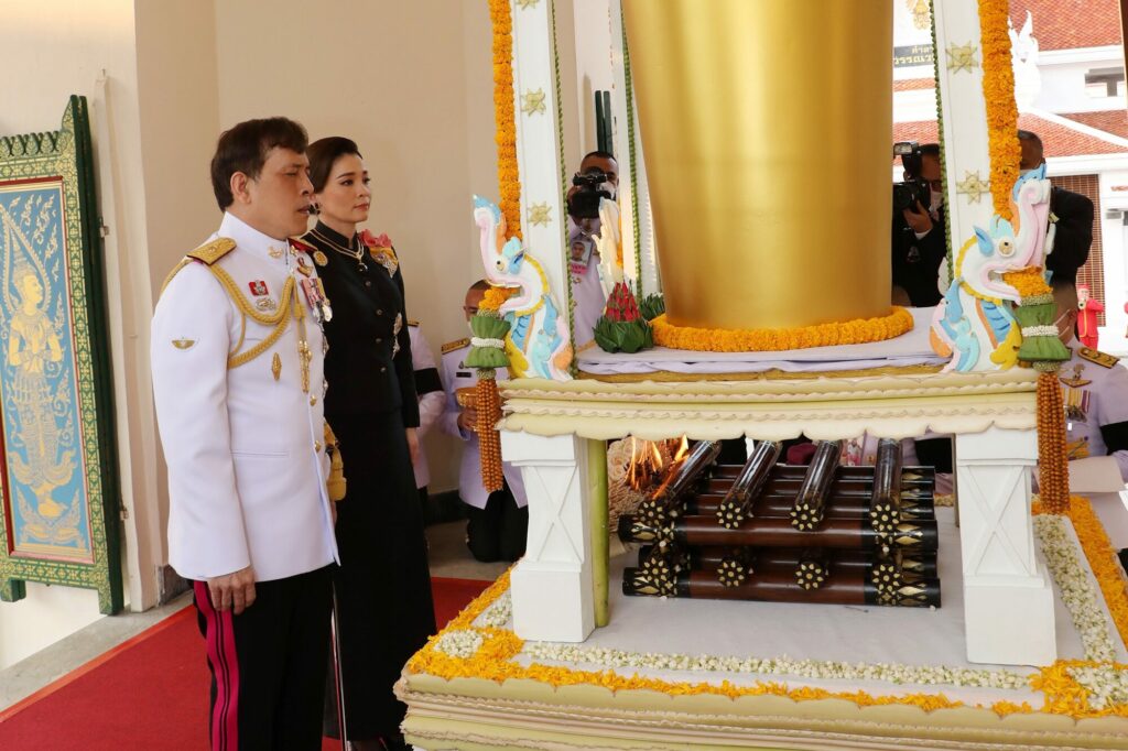泰国王后跪在国王面前,泰国国王加冕王后跪走