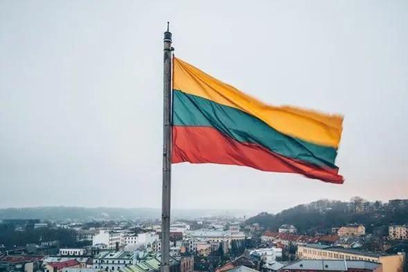 挑衅中国的下场！负债470亿，1300多家企业倒闭，6万民众面临失业