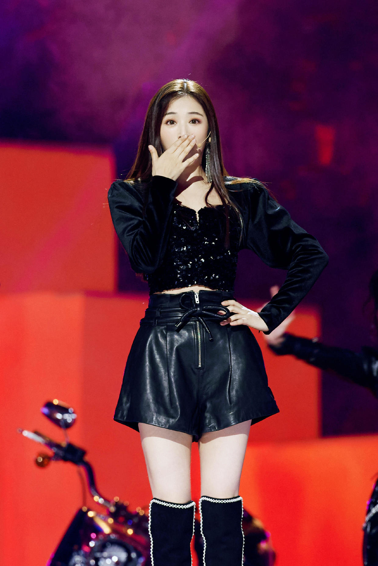 张含韵穿搭成熟,张含韵穿黑西装