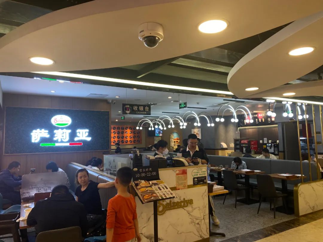 6元一杯，在“意大利沙县”萨利亚，年轻人做快乐酒鬼