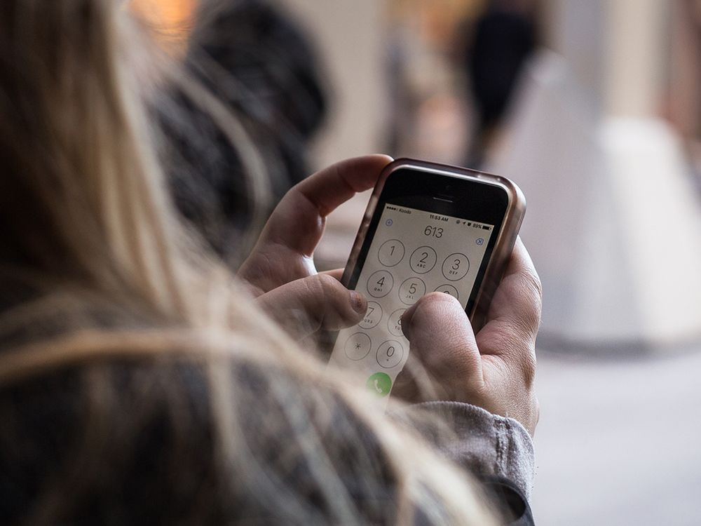 手机放在床头睡觉辐射会造成什么,睡觉手机放床头有辐射吗