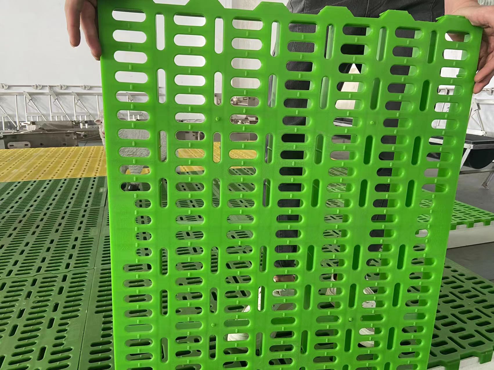 羊床塑料漏粪板下面用什么固定,羊床漏粪板塑料