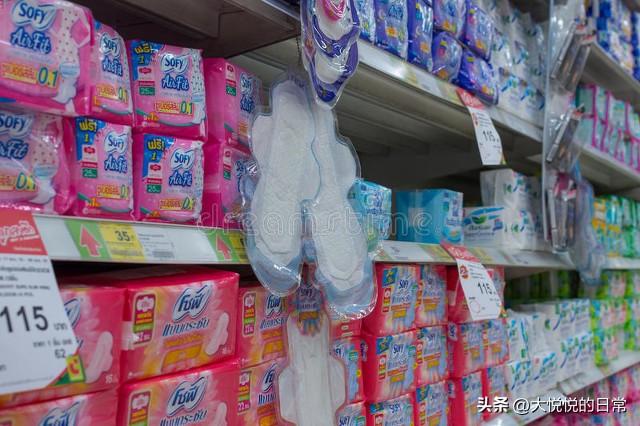 小伙卖卫生巾被掀摊辱骂为炒作,街头摆摊卖卫生巾后续