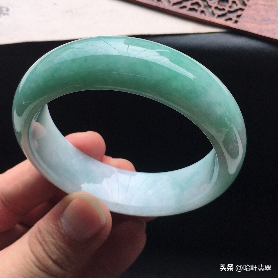 翡翠手镯预算在500以下怎么选,翡翠手镯和翡翠挂件哪个保值