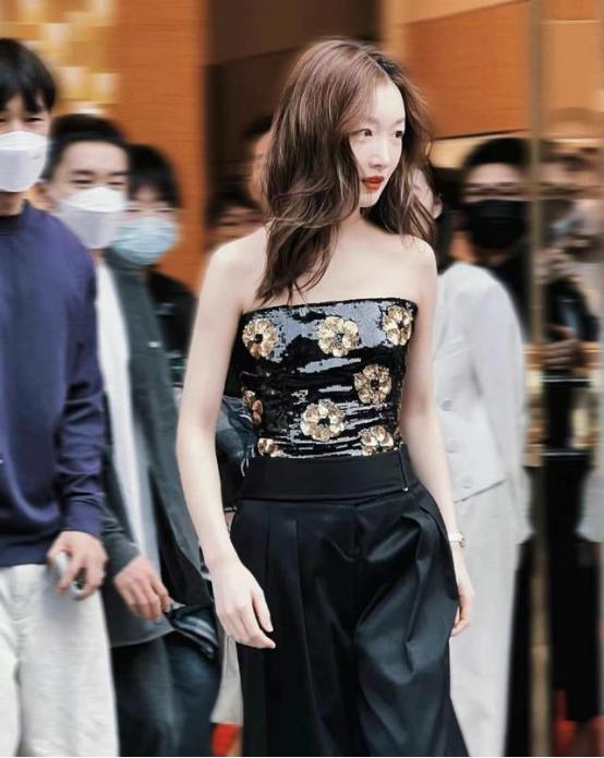 有一种“尴尬”,叫周冬雨玩性感