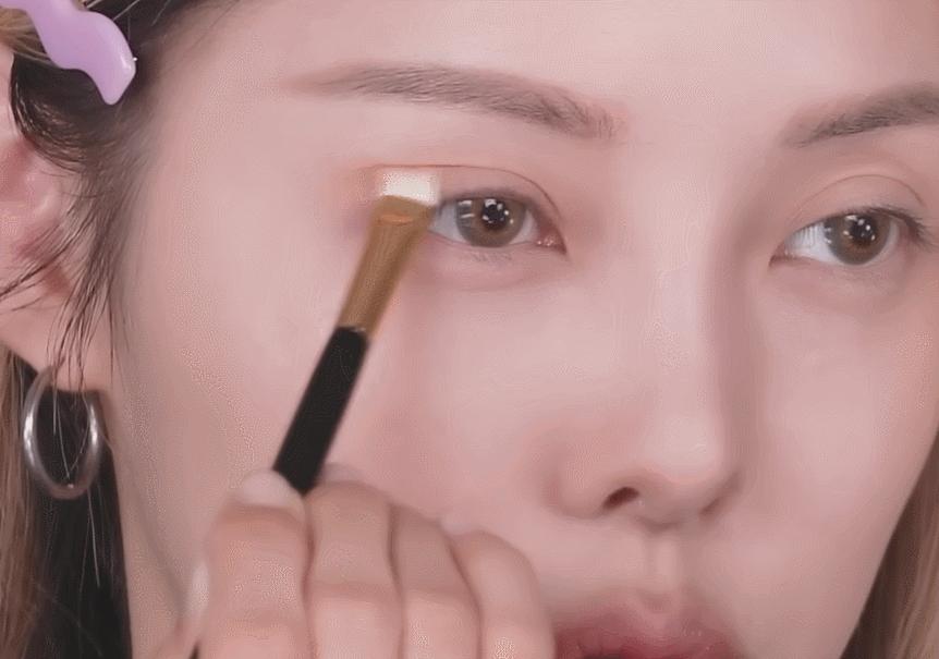 为什么画完眼影感觉眼睛变小了,什么人不适合亮闪眼影