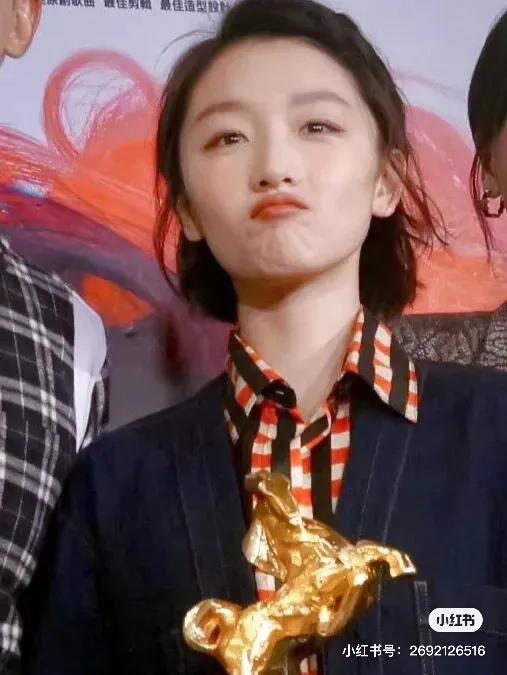 东方青年杂志社封面周冬雨,年轻花旦周冬雨