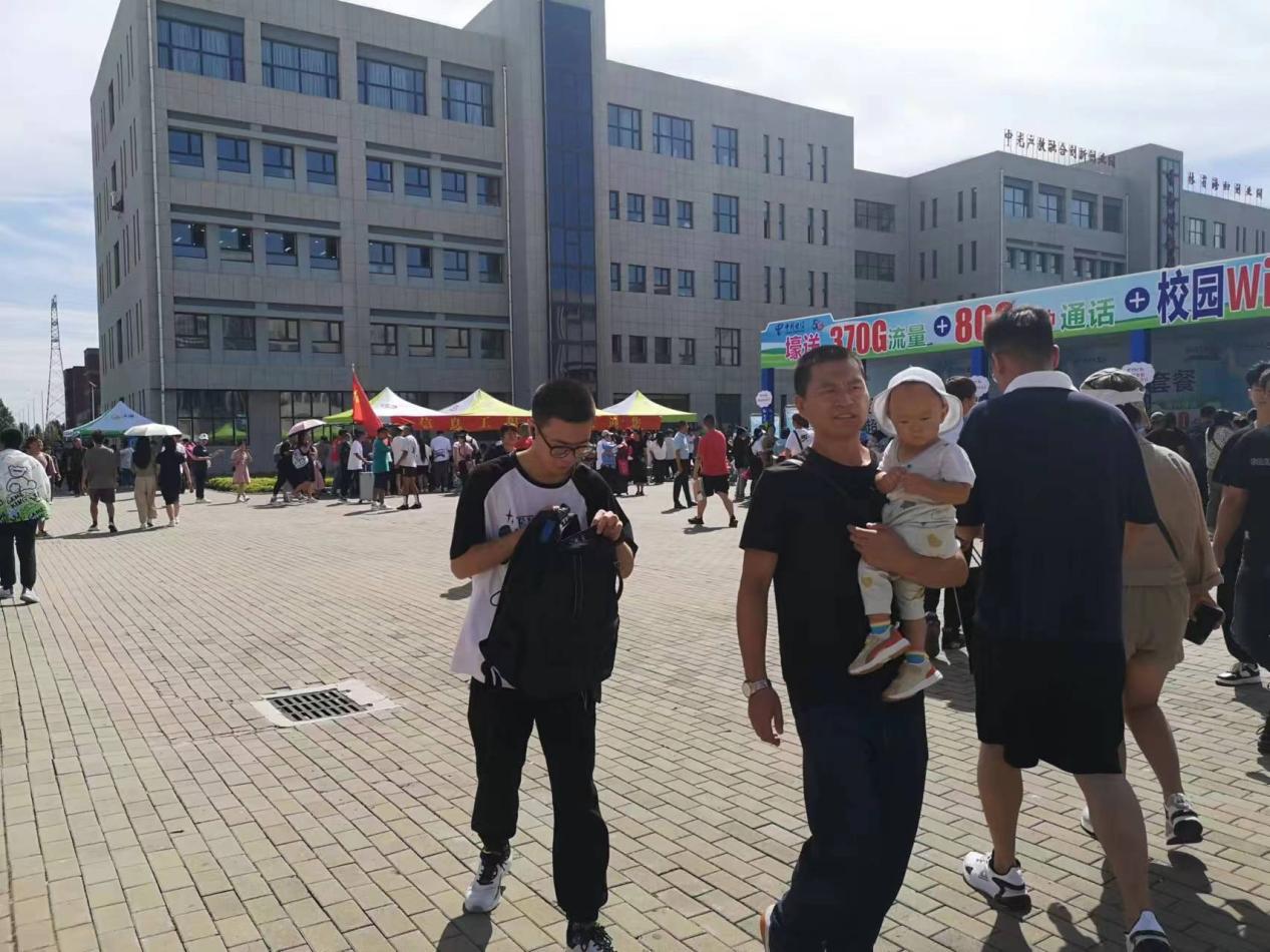 大一新生七点到学校报到,记录大一新生报到