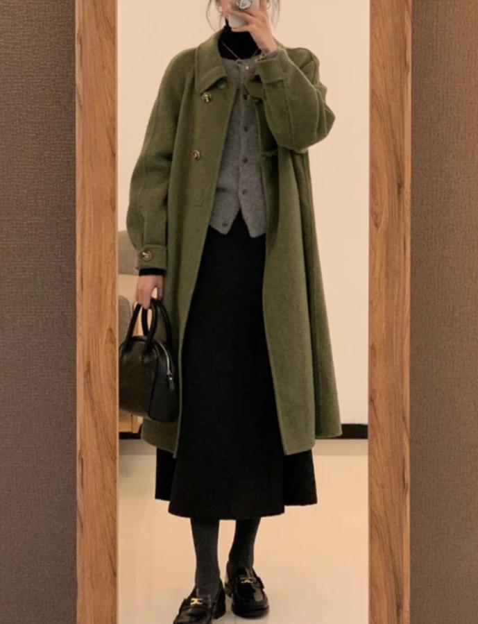 长款百褶裙怎么搭配呢大衣,黑色毛呢大衣配什么颜色百褶裙