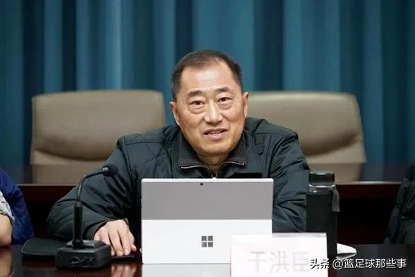 于洪臣跟杜兆才是师兄弟,与南勇是同学,他们的老师也曾任足协主席