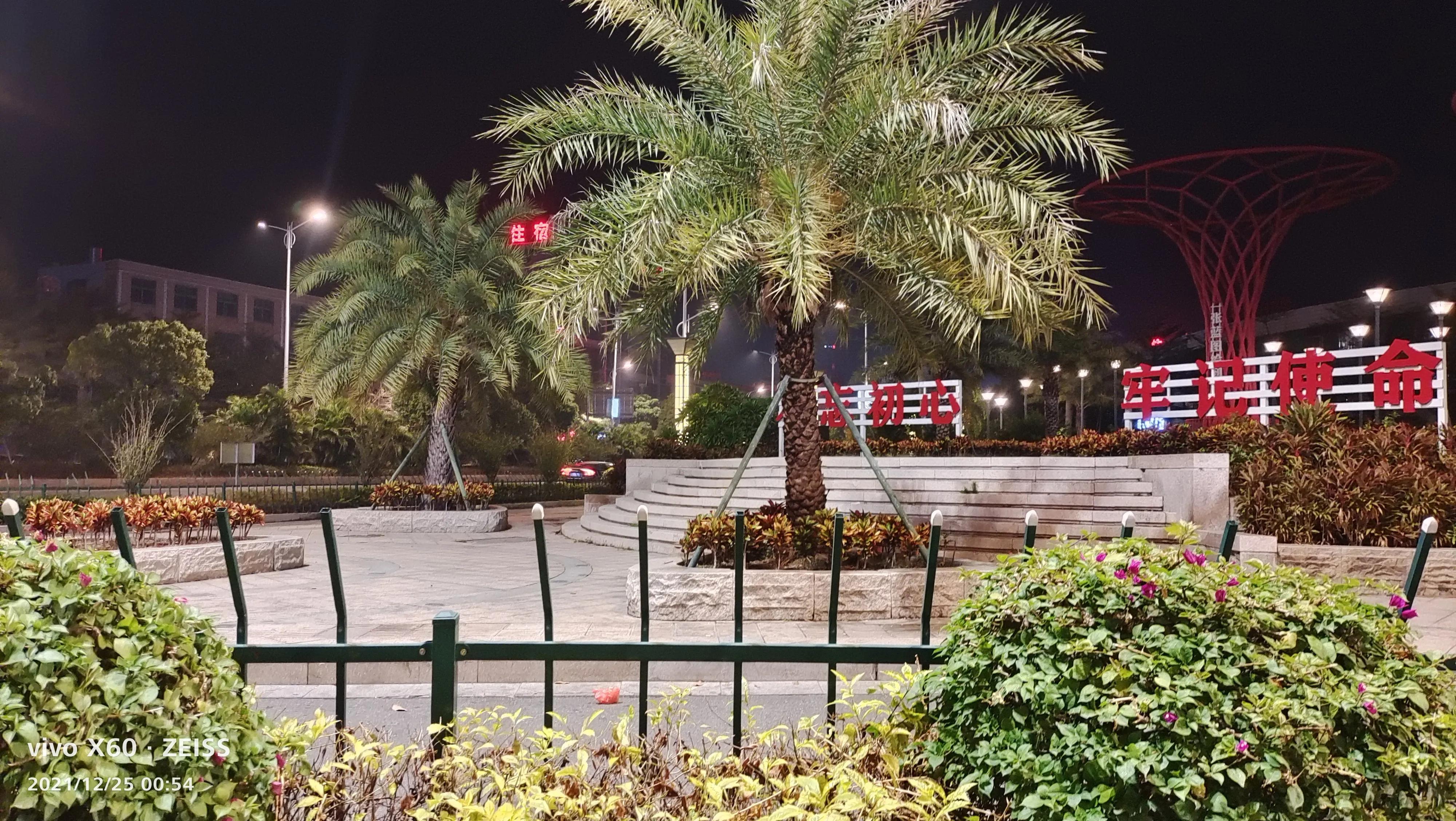 她把手迅速的插进我的裤兜，我当时有点蒙了