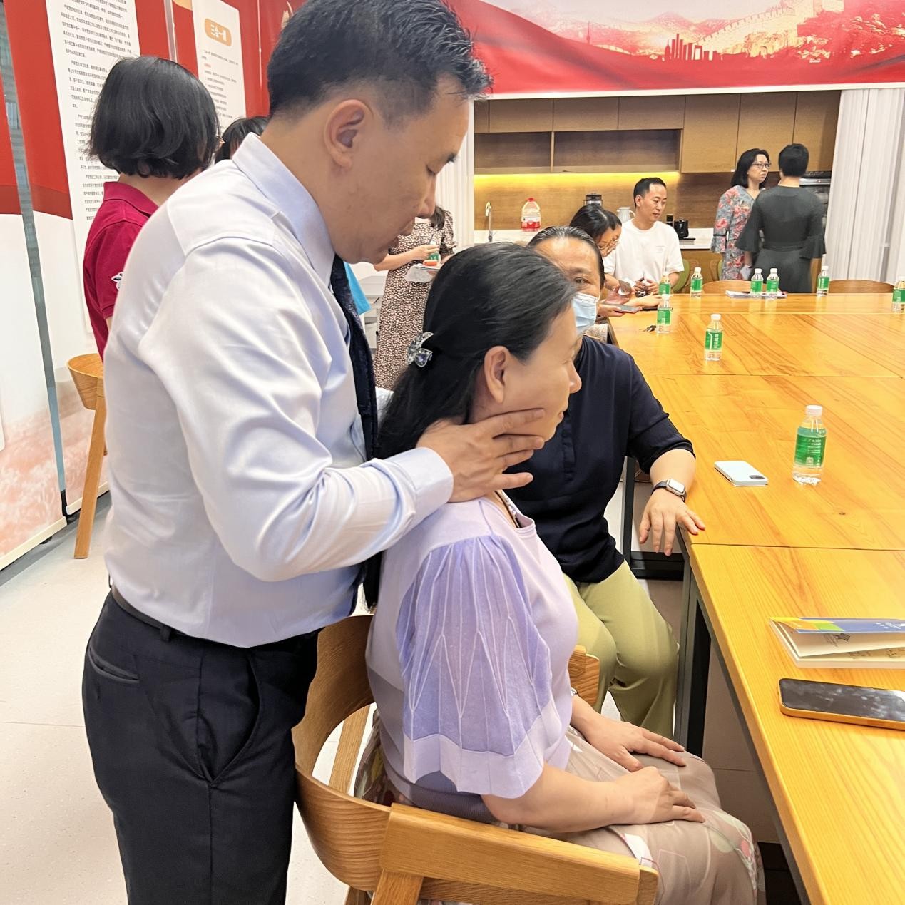 公益｜龙脊康*彤沈**教授进深圳南山外国语学校，普及脊柱健康知识