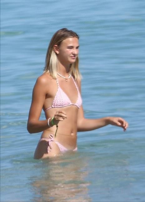 小贝19岁二儿子的模特广告曝光！穿蕾丝衬衫秀肌肉，八字胡贼滑稽