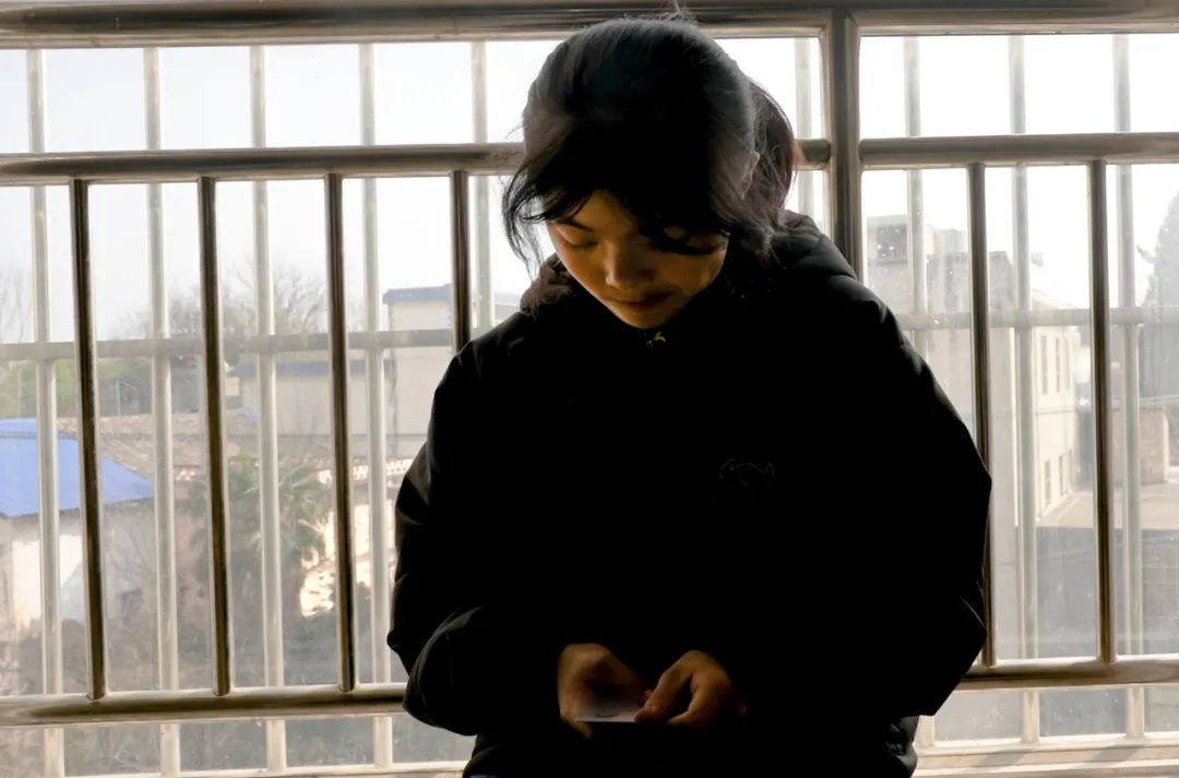 女童照顾卧床老母,三岁女童独自照顾瘫痪妈妈现状