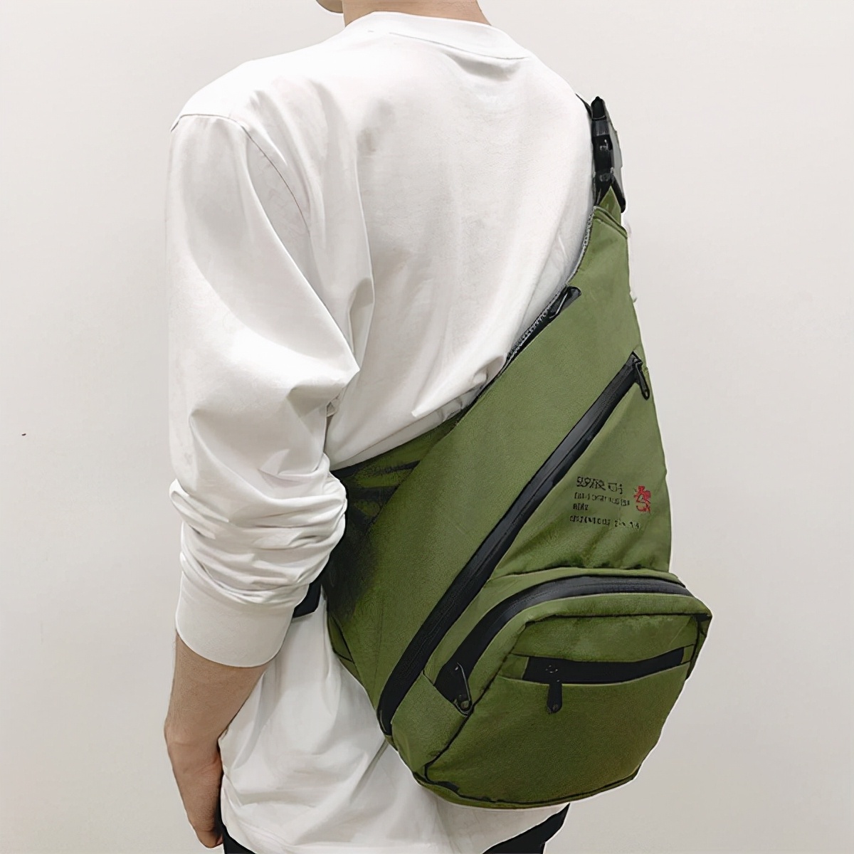 模玩周边：EVASTORE推出《福音战士新剧场版》NERV专用侧背包