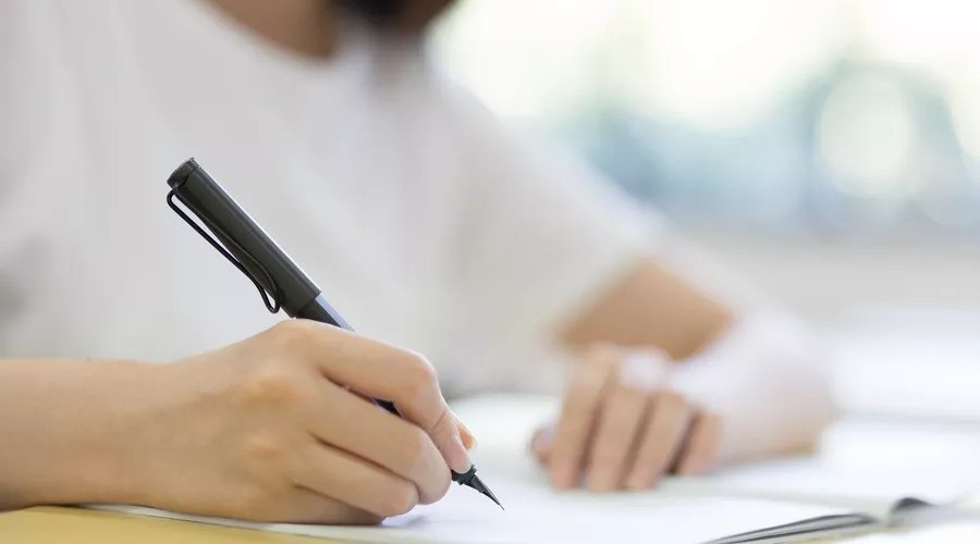 不堪入目，杭州女大学生地铁“奴性”事件遭疯传，网友：震碎三观