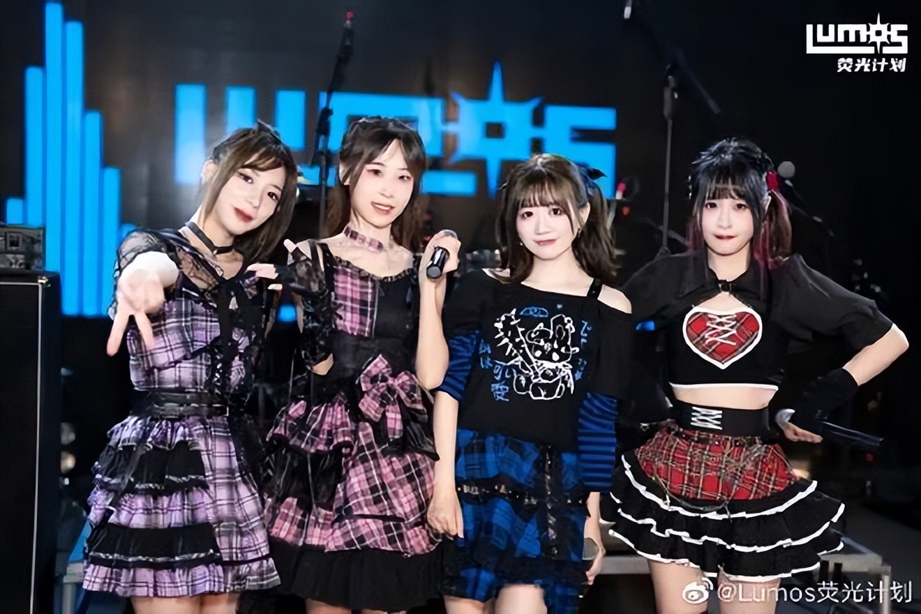 月薪不过万的北京打工人，周末偷偷做「偶像」赚钱