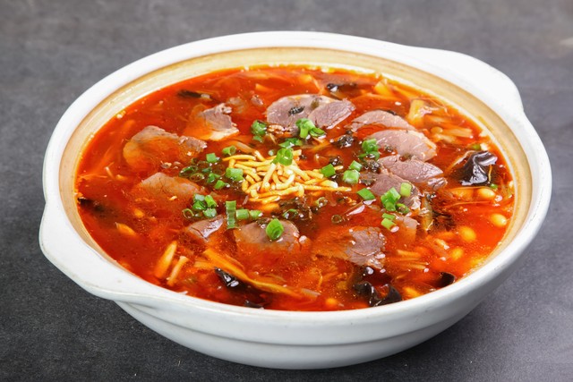 海底捞8块钱生菜，仅两片菜叶，女子疯狂吐槽，上热搜