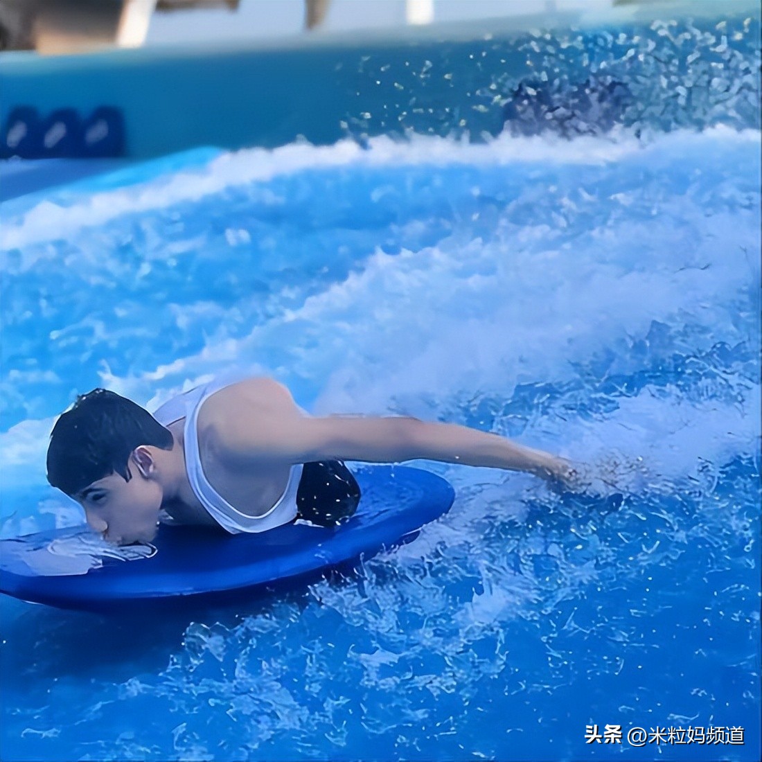 卡塔尔世界杯的故事,卡塔尔世界杯半身男孩英文介绍