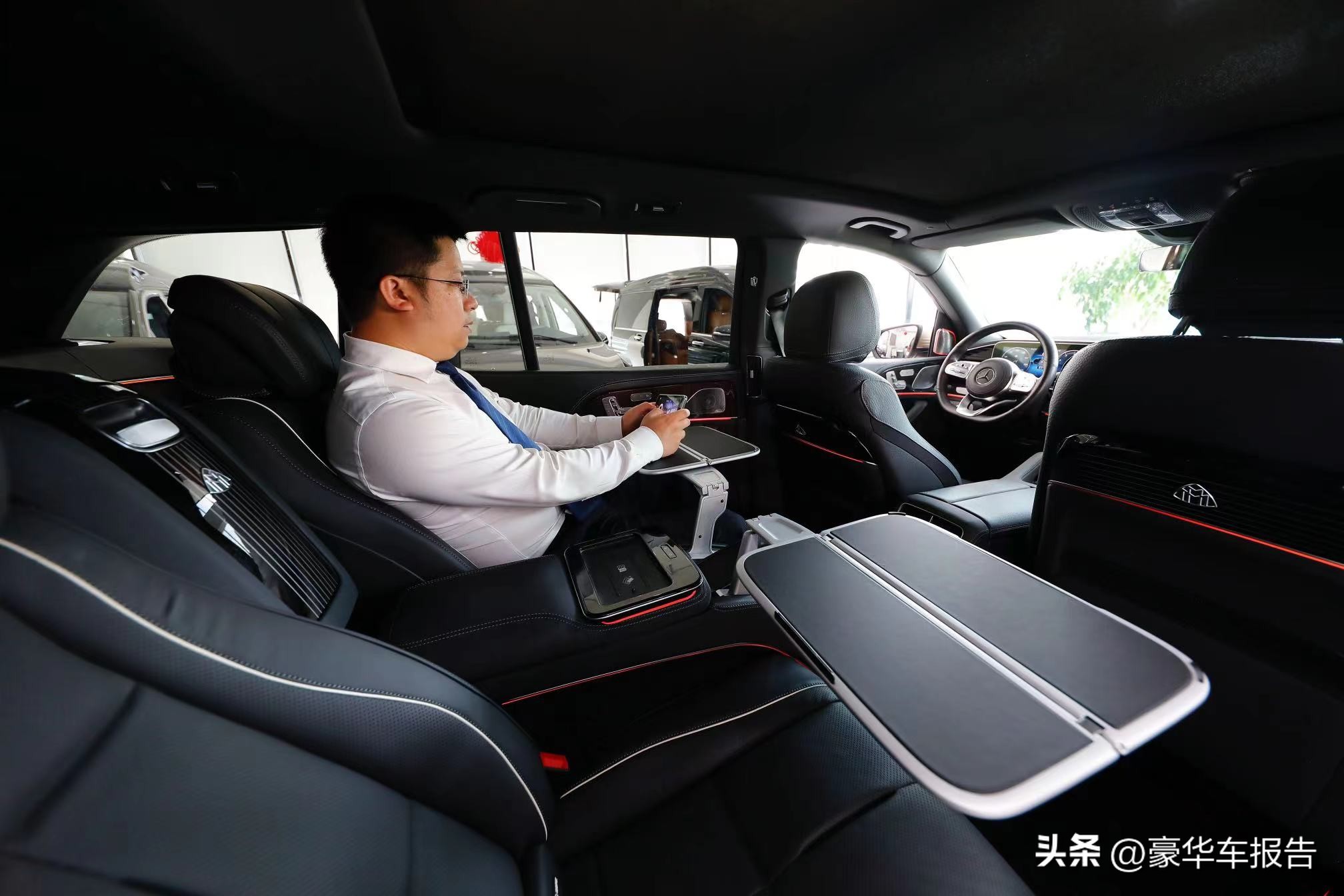 奔驰gls600迈巴赫2022款4座版,奔驰gls400跟迈巴赫的gls600不同